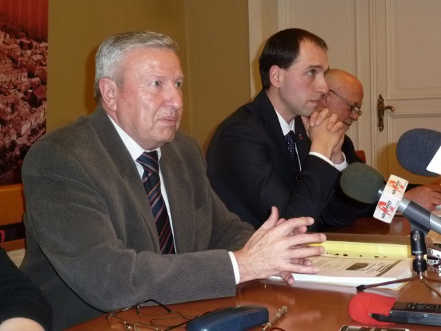 Konferencja ws. usterek na stadionie. Od lewej: Zdzisław Konecki, wiceprezydent Piotr Kościelny, dyr. OSRiR Mirosław Przybyła.