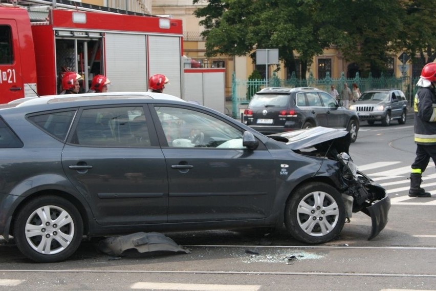 Wrocław: Zderzenie na ul. Grodzkiej. Ranna została kobieta w ciąży (ZDJĘCIA)