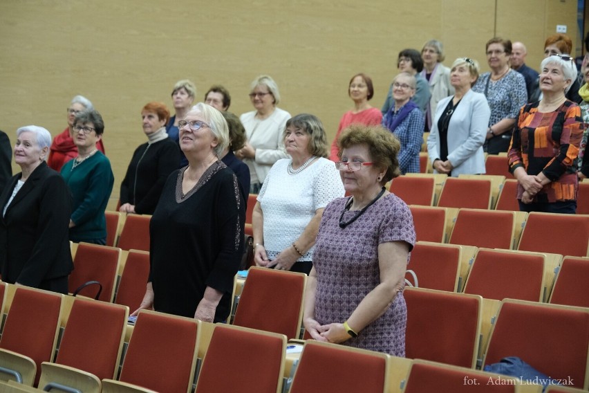 Białystok. Wystartowała jubileuszowa edycja Uniwersytetu Zdrowego Seniora. Nowi studenci dostali indeksy [ZDJĘCIA]