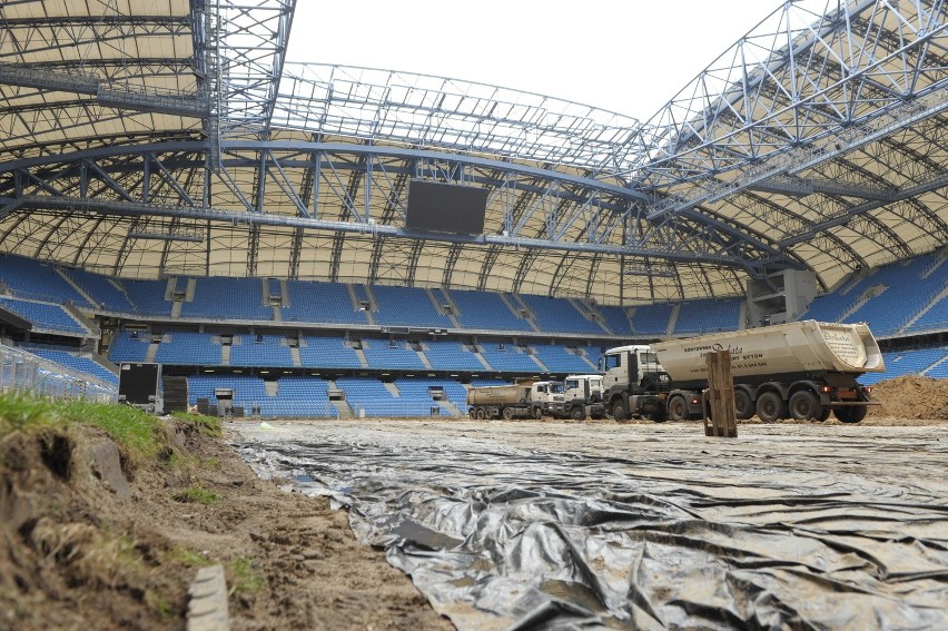 Poznań: Tysiące ton ziemi wywożą ze stadionu [ZDJĘCIA, FILM]
