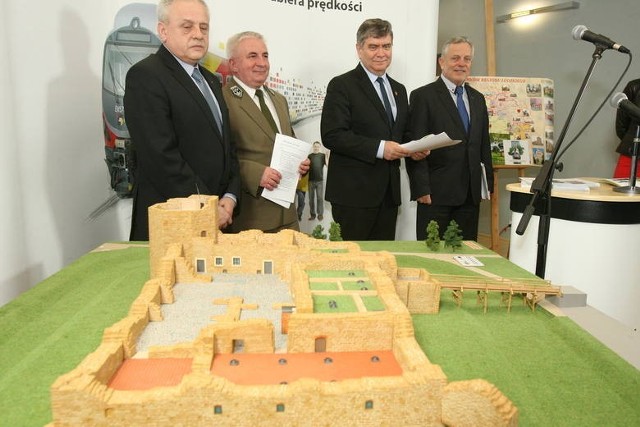 W czerwcu 2013 r. atrakcją będzie otwarcie odrestaurowanego zamku w Inowłodzu.
