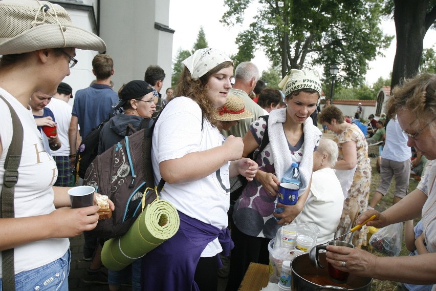 Pielgrzymka diecezji bielsko-żywieckiej na Jasną Górę jest już w Sławkowie [ZDJĘCIA]