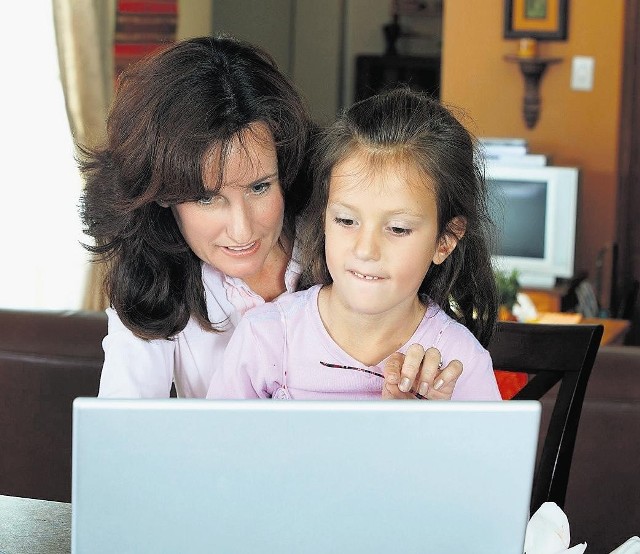 Jeśli dziecko samo korzysta z komputera i internetu, warto  od czasu do czasu zerknąć,  jakie treści w nim przegląda i porozmawiać z nim o zagrożeniach