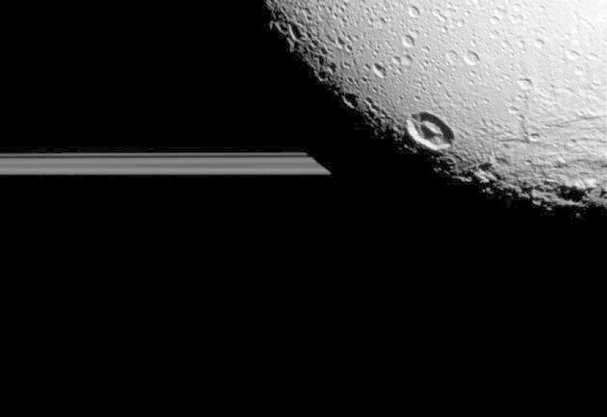 Sonda Cassini przysłała na Ziemię zdjęcia księżyca Saturna. Zobacz, jak wygląda Dione (zdjęcia)