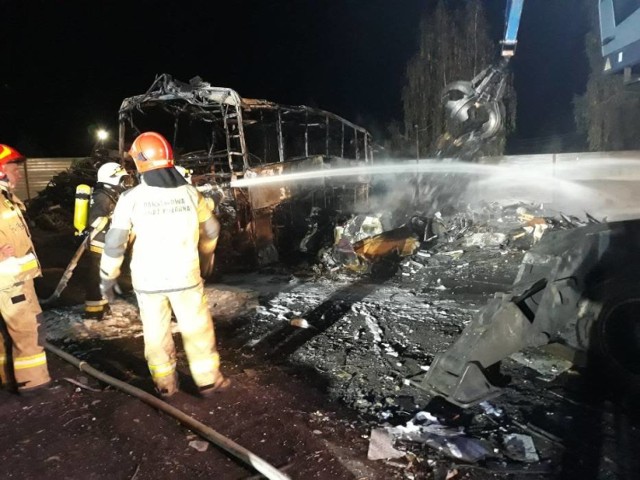 Tylko w październiku strażacy dwukrotnie gasili pożar odpadów na składowisku pojazdów w Suradowie