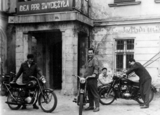 Rok 1956. Pracownicy MZBM otrzymali motocykle służbowe.