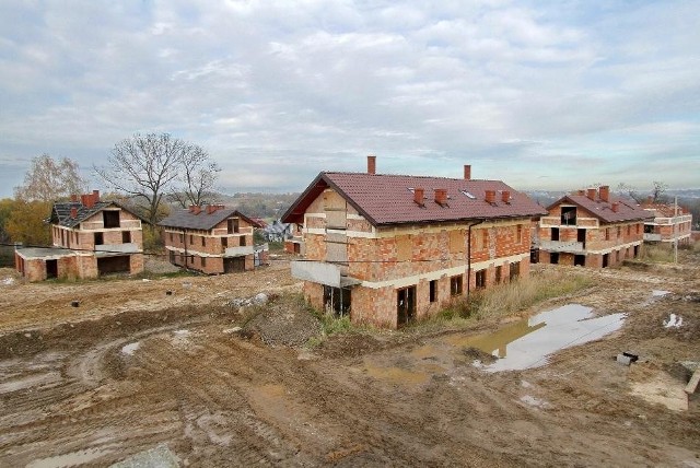 Niedokończone osiedle "Rodzinne wzgórze" w Lusinie niszczeje od niemal czterech lat