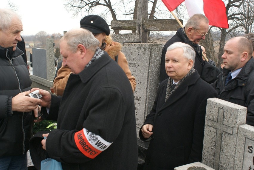 Kaczyński w Piaskach upamiętnił żołnierzy wyklętych