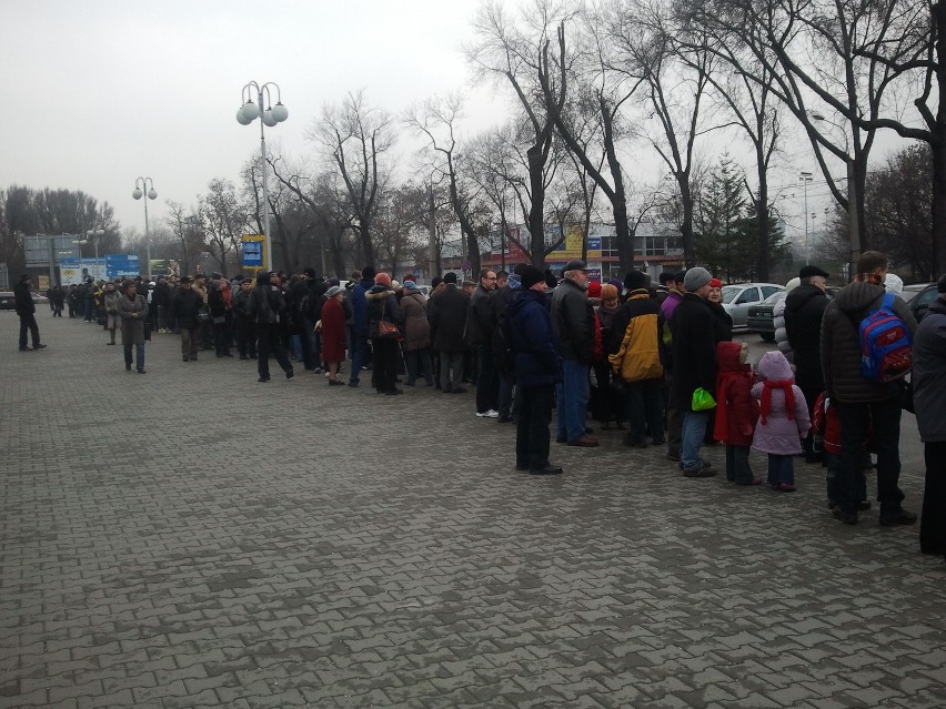 Kolejka przed halą MOSiR w Lublinie. Tłum czeka na autobus...