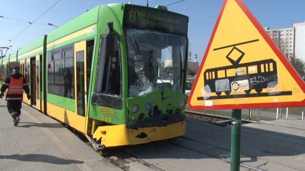 To Combino wjechał
W poniedziałek na osiedlu Jana III Sobieskiego zderzyły się dwa tramwaje. Ranne zostały cztery osobowy: trzech pasażerów i motorniczy. Ale ten wypadek był nietypowy. Bo po raz pierwszy to niemiecki Combino najechał na inny, stojący przed nim tramwaj. Dotychczas było odwrotnie. I to kilkanaście razy... Zresztą, zobaczcie sami!

O wypadku przeczytasz tutaj: Combino wjechał w inny tramwaj na pętli Sobieskiego [ZDJĘCIA]