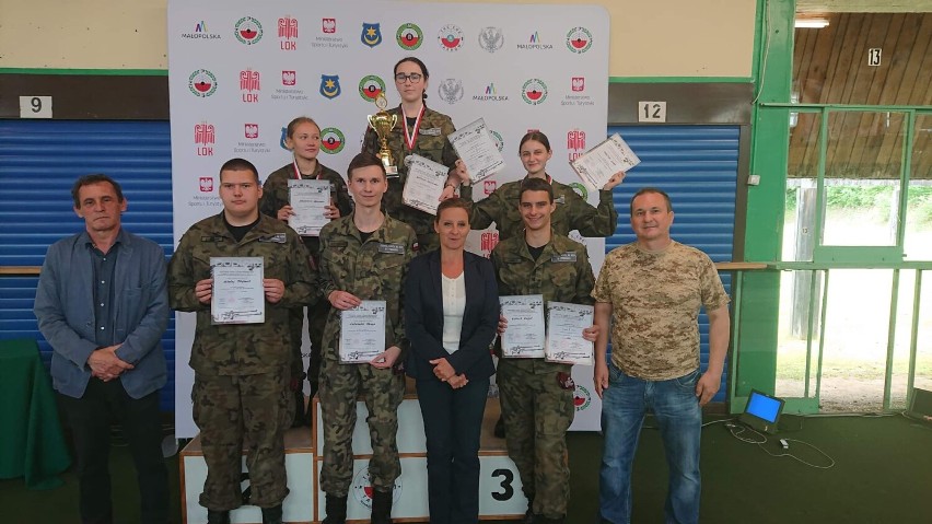 Przyszłość polskiej armii? Uczniowie klas wojskowych z ZS w Tymbarku pokazują swoją siłę w całym kraju 