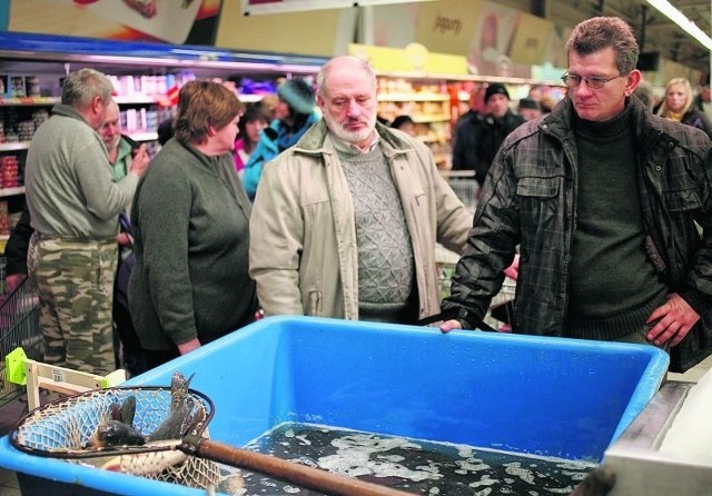 Większość dużych sklepów pracuje do godziny 15. Najdłużej będzie czynne Tesco - do 17