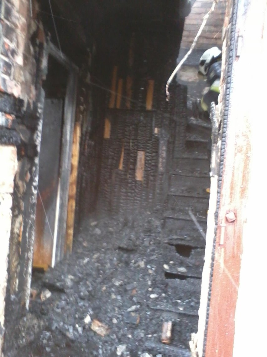 Ryjewo: Pożar budynku mieszkalnego w Ryjewie. Jedna osoba trafiła do szpitala [ZDJĘCIA]