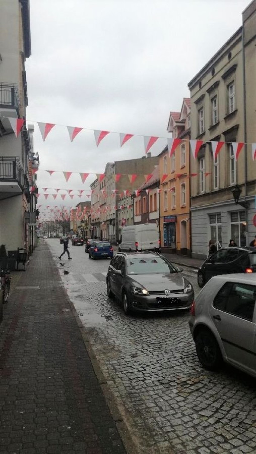 Proporce zawisły nad ulicą Niepodległości. Tak miasto podkreśla rocznicę niepodległości