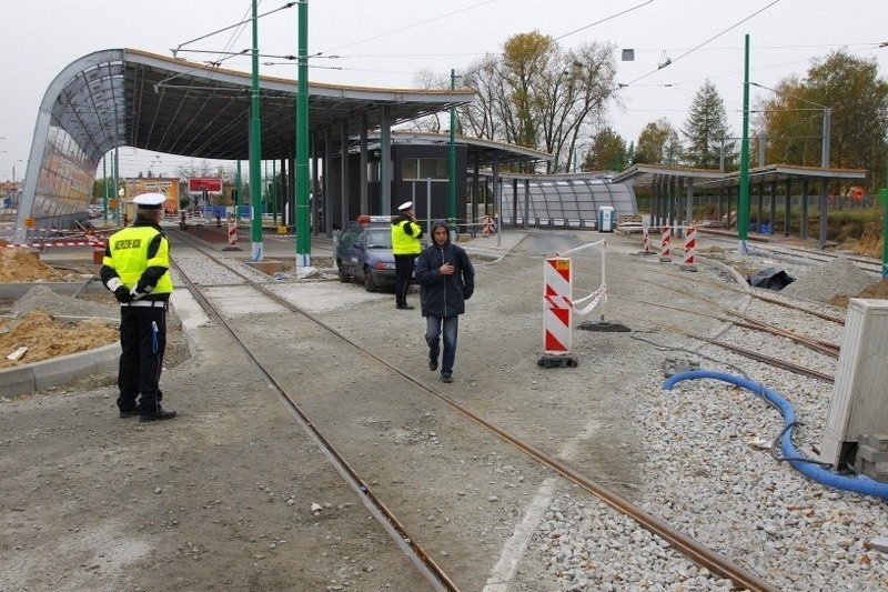 Poznań: Tłumy przy cmentarzach. Policjanci kierują ruchem [ZDJĘCIA]