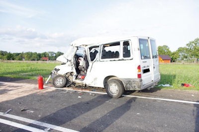 Do wypadku doszło około godziny 16.00 na skrzyżowaniu drogi wojewódzkiej 151 w miejscowości Storkowo. 

Tam 32-letni kierowca forda wyjeżdżając z drogi podporządkowanej w kierunku Ińska najprawdopodobniej nie ustąpił pierwszeństwa przejazdu nadjeżdżającej z jego lewej strony ciężarówce marki Mercedes.