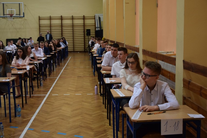 Strajk nie przeszkodził w przeprowadzeniu egzaminu w SP nr 4 w Wieluniu[FOTO]