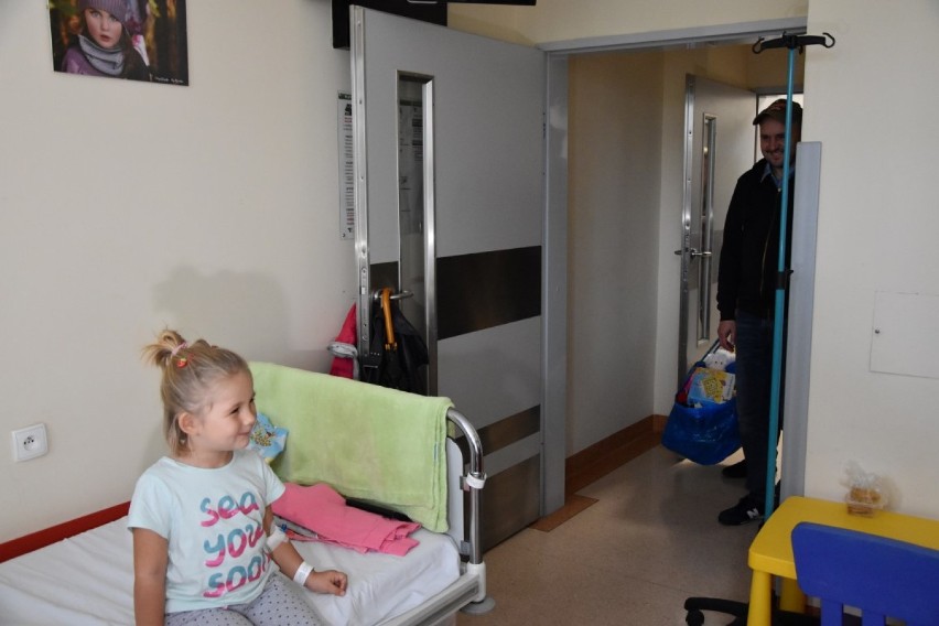 Adam Woronowicz odwiedził małych pacjentów w wejherowskim szpitalu