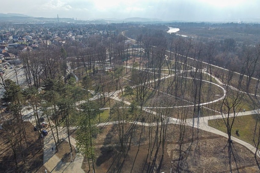 Nowy Sącz. Dobiegają końca prace przy rewitalizacji Parku Strzeleckiego. Amfiteatr wygląda imponująco [ZDJĘCIA]