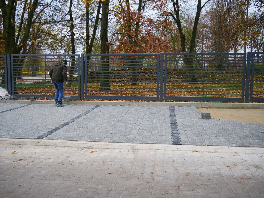 Trwa remont parkingu między MDK a Parkiem Świętojańskim w Radomsku