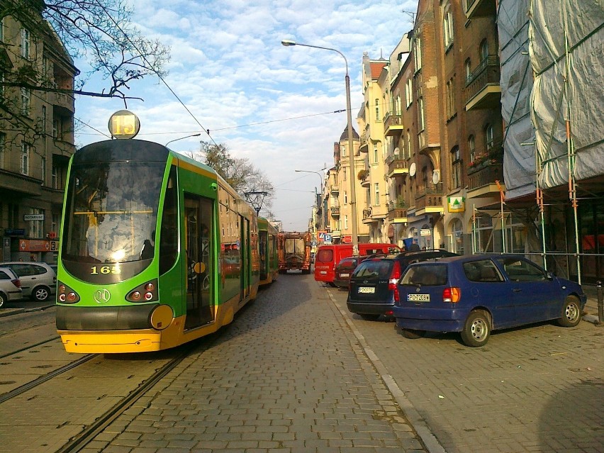 Śmieciarki blokują przejeżdżające tramwaje