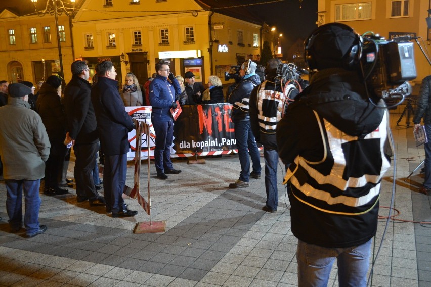 TVP Info w Rybniku na rynku kręciła protest mieszkańców przeciw budowie kopalni Paruszowiec