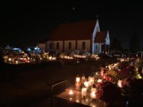 Cmentarz w Makowie Mazowieckim nocą z 31.10 na 1.11.2021. Zdjęcia