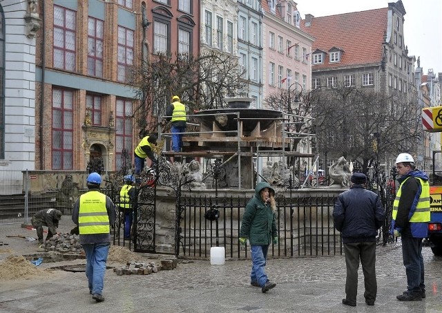 Montaż czaszy fontanny Neptuna w Gdańsku na Długim Targu