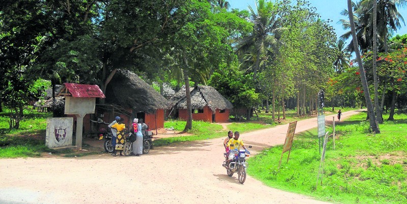 W drodze do Malindi mijamy afrykańskie wioski,  domy z...