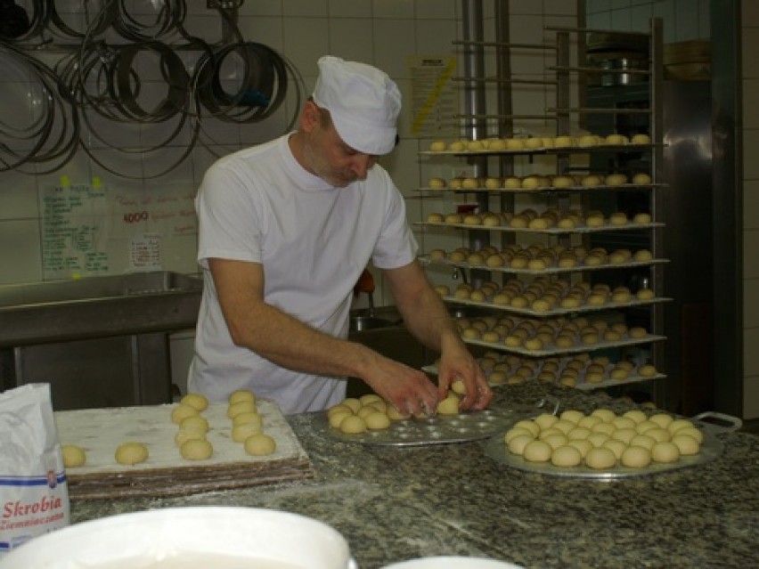 Piekarz-cukiernik w Ciastkarni Kryszeń kręci ciasto na...