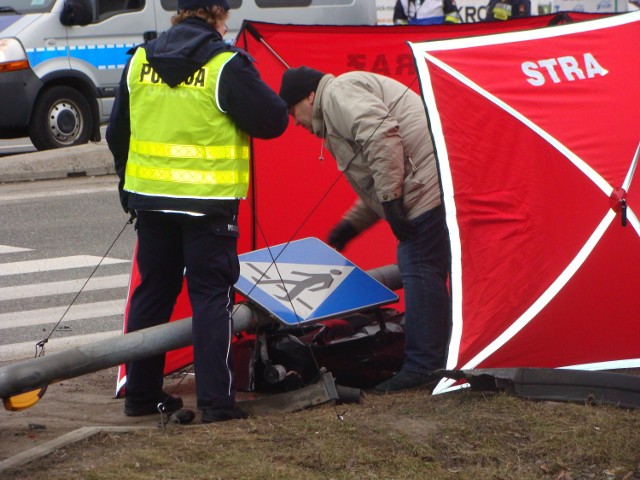 Śmiertelny wypadek w Zbylitowskiej Górze. Sygnalizator świetlny zabił pieszą. Policja i straż zabezpieczają miejsce zdarzenia