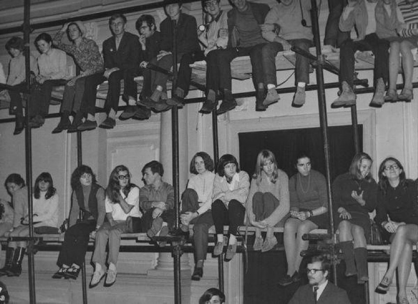 Bazuna 1971 Żak Publiczność na rusztowaniach
