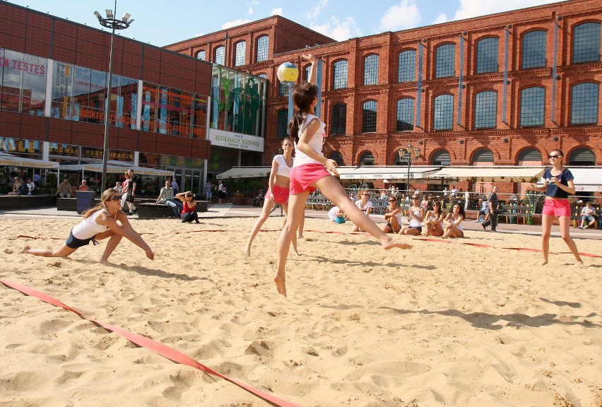 Blondynki kontra brunetki na plaży w Manufakturze