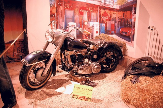 Harley davidson hydra glide z 1951 roku to prawdziwa perła wystawy.
