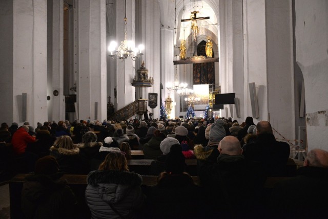 Różaniec i msza w bazylice Mariackiej w intencji śp. Pawła Adamowicza