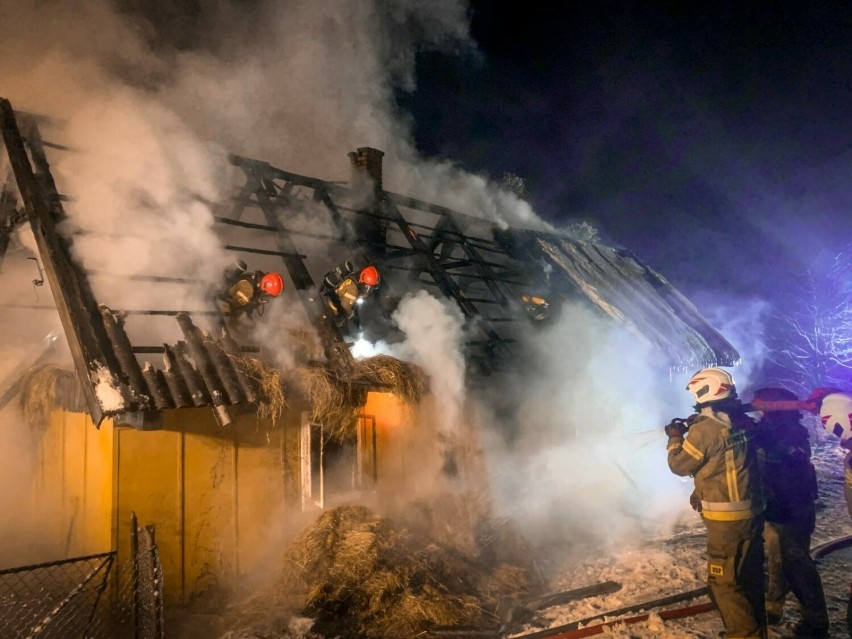 Tragiczny pożar drewnianego domu w Moderówce koło Krosna. Nie żyje kobieta [ZDJĘCIA]