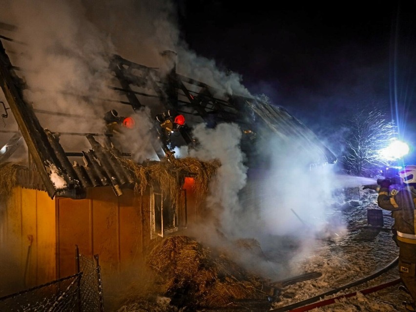 Tragiczny pożar drewnianego domu w Moderówce koło Krosna. Nie żyje kobieta [ZDJĘCIA]