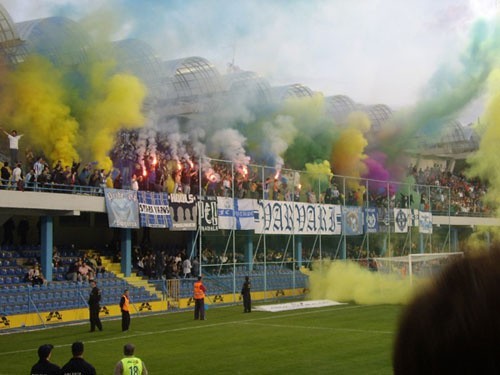 Fanatyczni kibice Buducnostu Podgorica. źródło: fkbuducnost.co.me