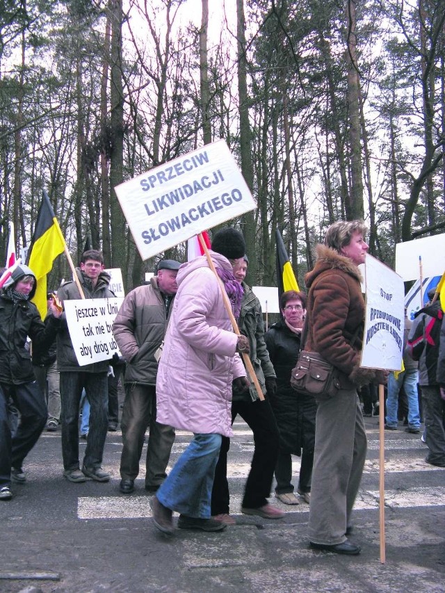 Protestujący przyszli z transparentami i flagami