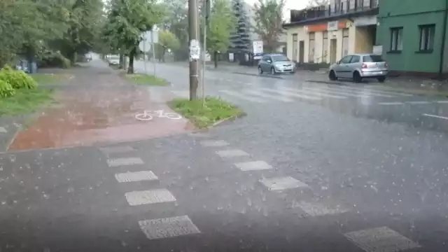 Ulewa nadeszła około godziny trzynastej. Tu zalana ulica 3 Maja w Skarżysku-Kamiennej.