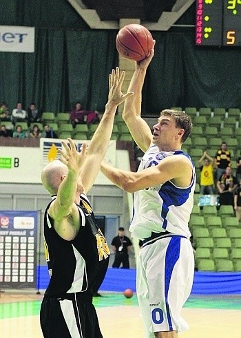 Adam Wójcik (z prawej) poprowadził zespół PBG Basket do sensacyjnego zwycięstwa w Zgorzelcu