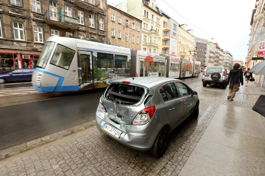 Wrocław: Zderzenie tramwaju z samochodem. Wprowadzono objazd (ZDJĘCIA)