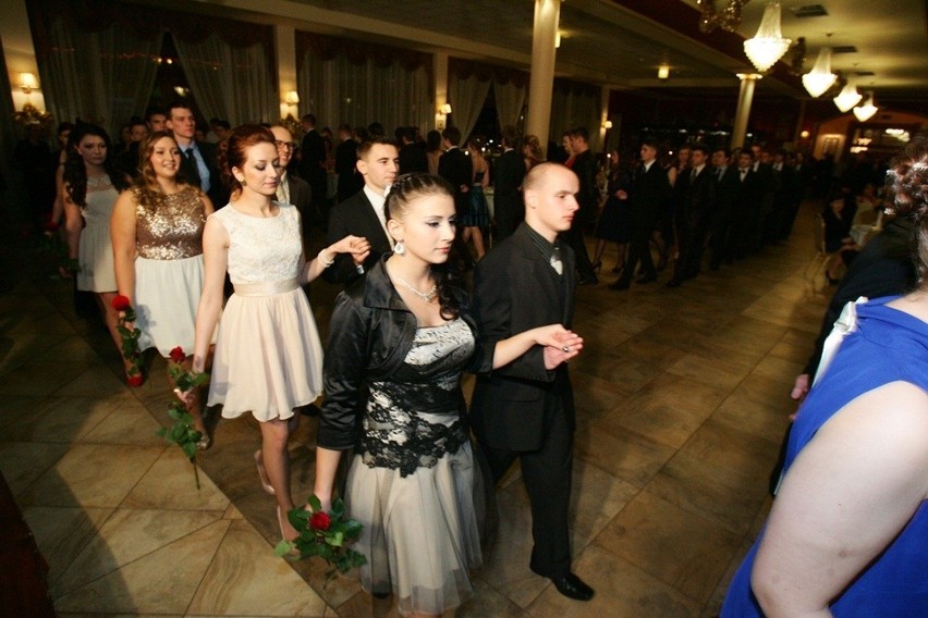 Studniówka 2013: XV LO zatańczyło poloneza w Starej Garbarni (ZDJĘCIA)