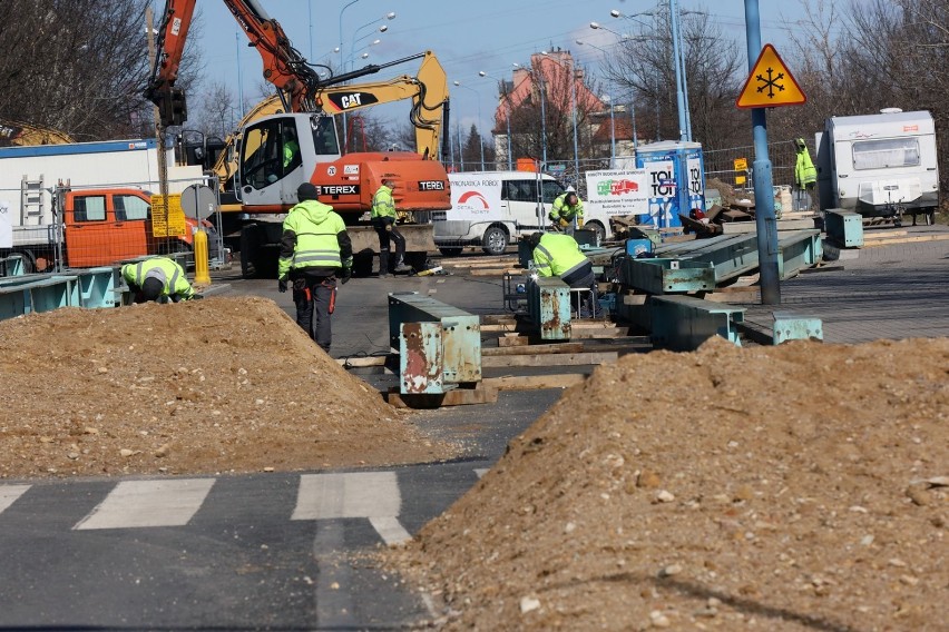 Ulica Leszczyńska w Legnicy jest zamknięta dla ruchu, trwa rozbiórka mostu