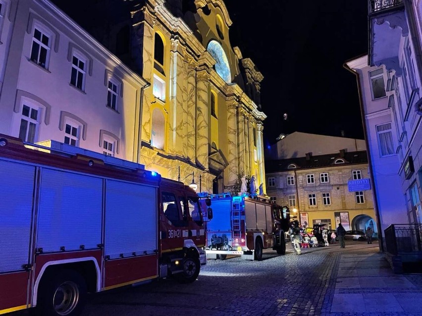 Wypadek na Starym Mieście w Przemyślu. Samochód potrącił kobietę, zatrzymano jedną osobę! [ZDJĘCIA]