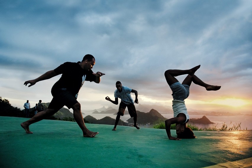 Mężczyźni trenujący capoeirę w Rio de Janeiro...