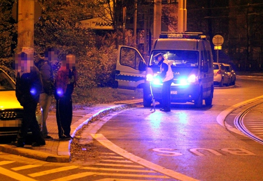 Wrocław: Potrącenia pieszych. Sprawcy uciekli, mężczyzna ciężko ranny, kobieta nie żyje 