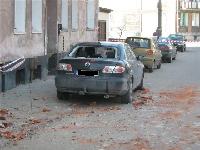 Gdańsk: Spadające cegły zniszczyły samochody (ZDJĘCIA)