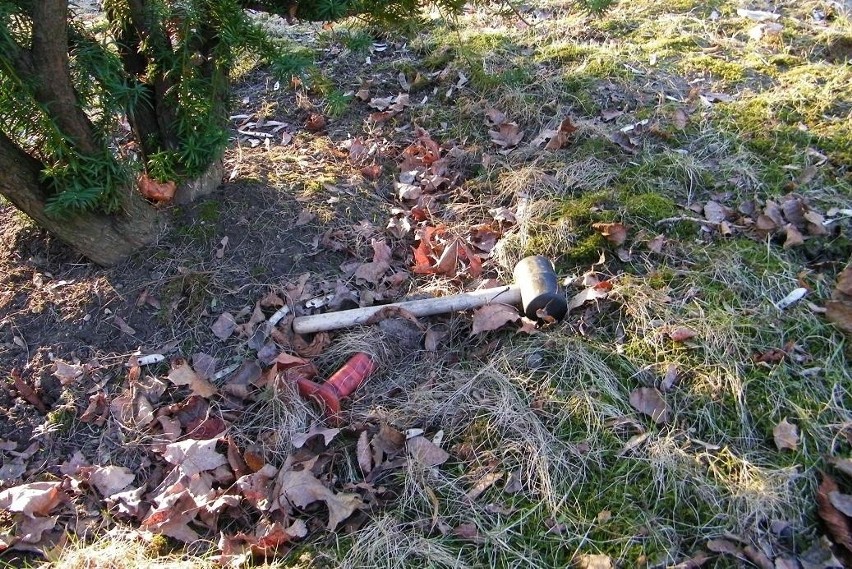 Wandal zostawił na cmentarzu narzędzia - najprawdopodobniej...