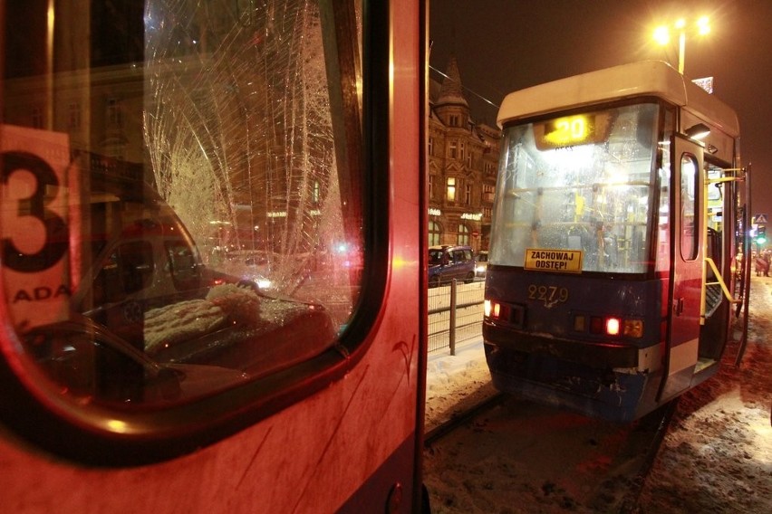 Dwie osoby ranne w zderzeniu tramwajów na Kazimierza Wielkiego (ZDJĘCIA)